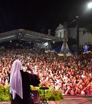 Milhares de pessoas celebram a 140ª edição da Festa de Bom Jesus dos Navegantes em Penedo