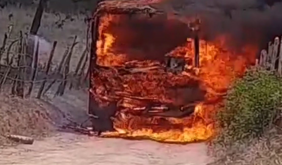 Após pegar crianças em escola, ônibus pega fogo na zona rural de São José da Tapera