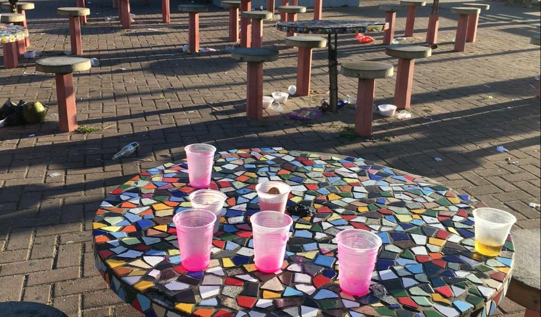 Frequentadores do Bosque das Arapiracas deixam lixo espalhado entre as barracas de alimentação