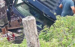 Motorista de caminhão perde controle e capota na AL 115, em Igaci