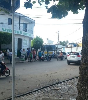 Ônibus e carro colidem frontalmente em Arapiraca