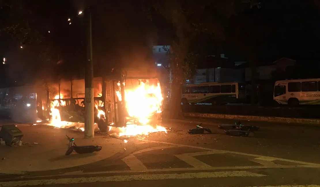 Seis ônibus e seis carros são queimados após rebaixamento do Santos