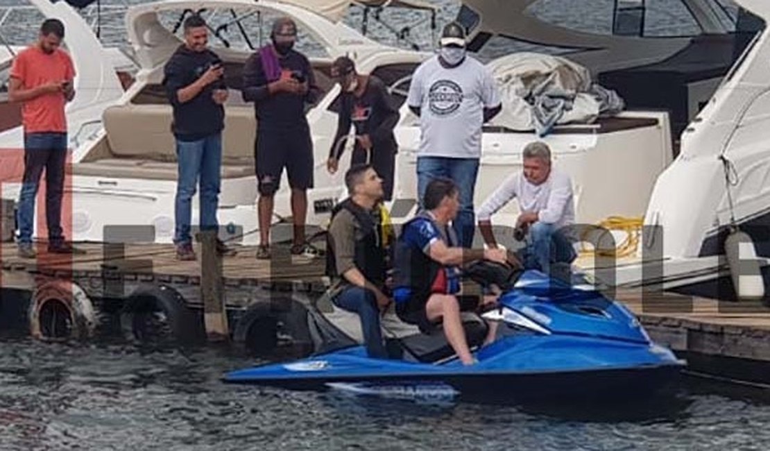 Depois do churrasco fake, Jair Bolsonaro curte jet ski no Lago Paranoá em Brasília