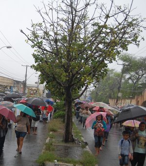 Mesmo com chuvas, fiéis lotam procissão e missa de Corpus Christi em Maceió