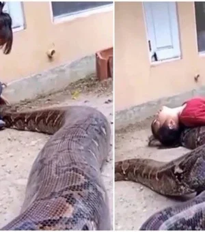 Menina viraliza ao brincar com cobra gigantesca