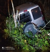 Condutor perde controle de veículo e capota na AL 110 em Arapiraca