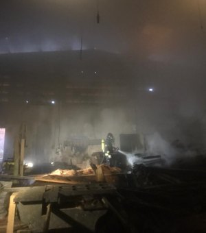 Incêndio destrói madereira no bairro da Levada nas primeiras horas desta sexta-feira (2)