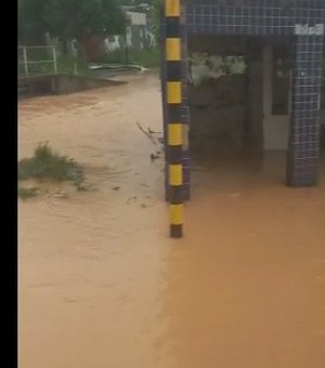 [Vídeo] Lagoa transborda e deixa trânsito lento em Bebedouro