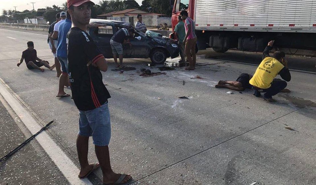 Capotamento de veículo de passeio deixa uma pessoa morta e quatro feridas