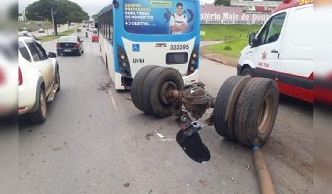 Seis passageiros ficam feridos após ônibus perder rodas traseiras