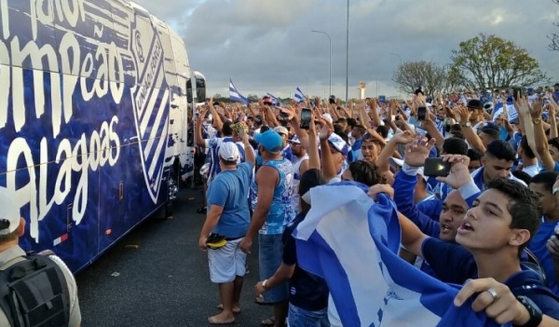Torcida do CSA lota aeroporto Zumbi dos Palmares para recepcionar delegação