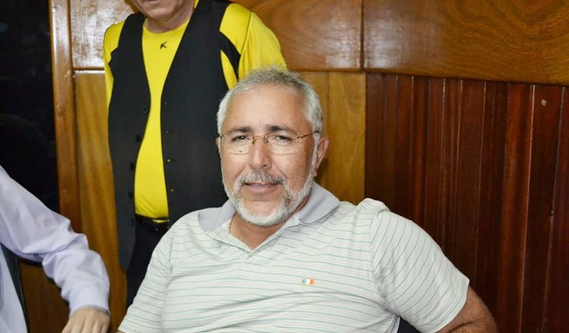 Padre Eraldo vive dilema sobre reeleição em Delmiro Gouveia