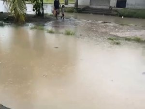 Chuvas causam alagamentos e transtornos na parte alta de Maceió