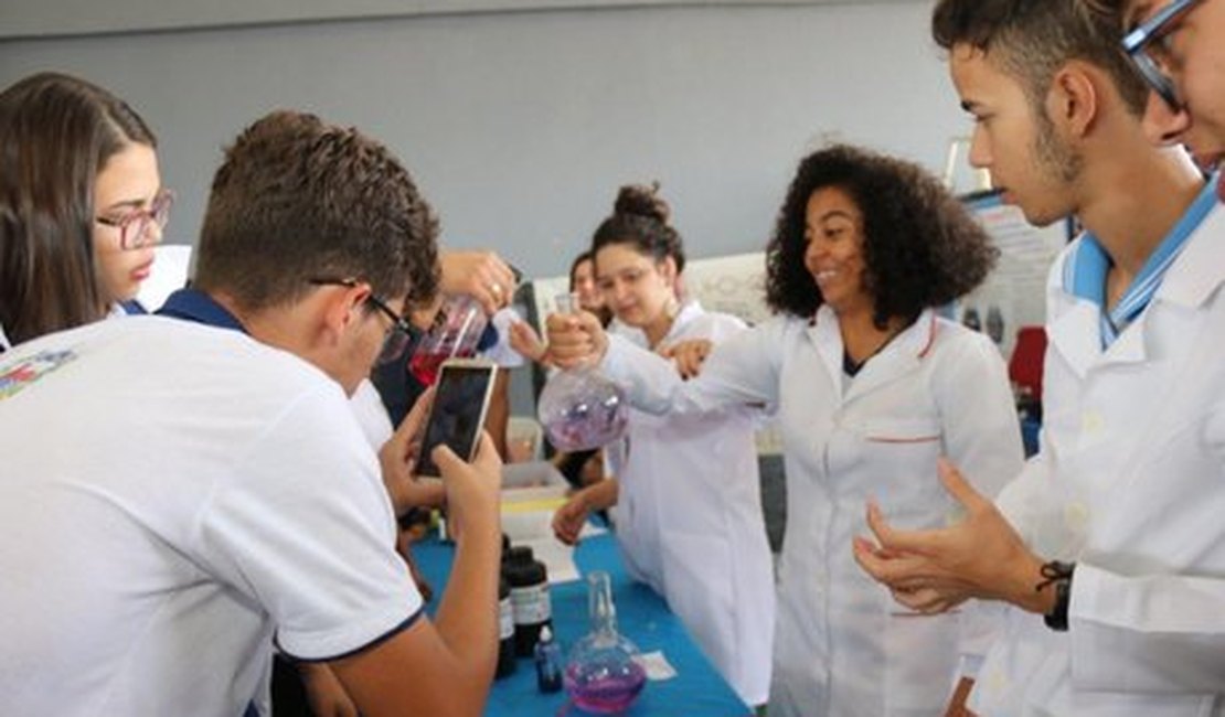 Alunos da Escola Premem mostram experimentos científicos na 3ª ExposInte