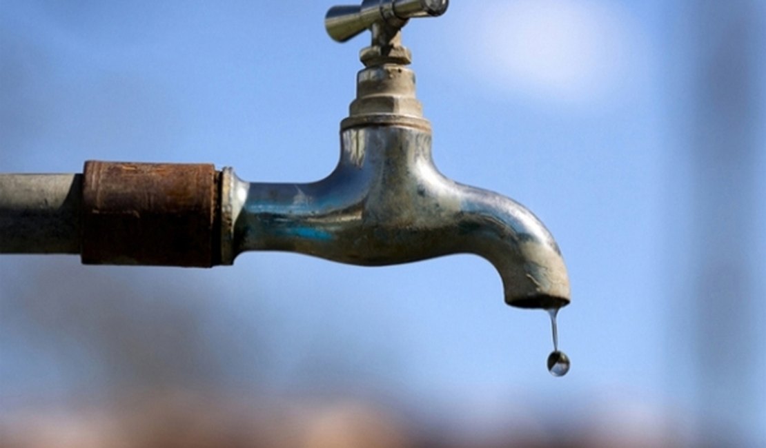 Casal paralisa sistema para substituir redes de água em bairros