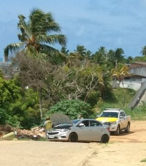 Perseguição policial termina com tiroteio e carro abandonado em Maceió