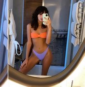 Bruna Marquezine adota franjinha e mostra visual em selfies no banheiro