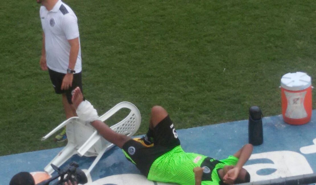 Júnior Mandacaru machuca tornozelo durante treinamento para o jogo com o Sete 