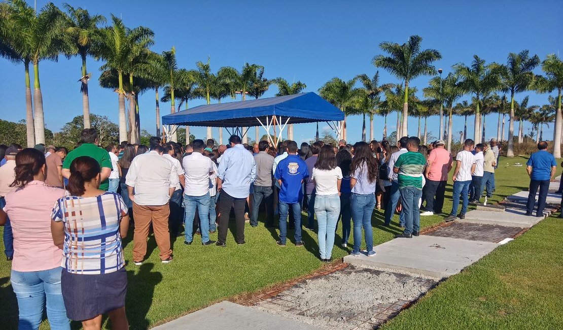 Corpo de Zezito Pessoa, pai de empresário do grupo Unicompra, é sepultado em Arapiraca 