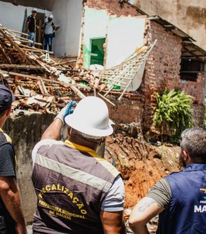 Casas condenadas no Jacintinho são derrubadas pela prefeitura nesta segunda (21)