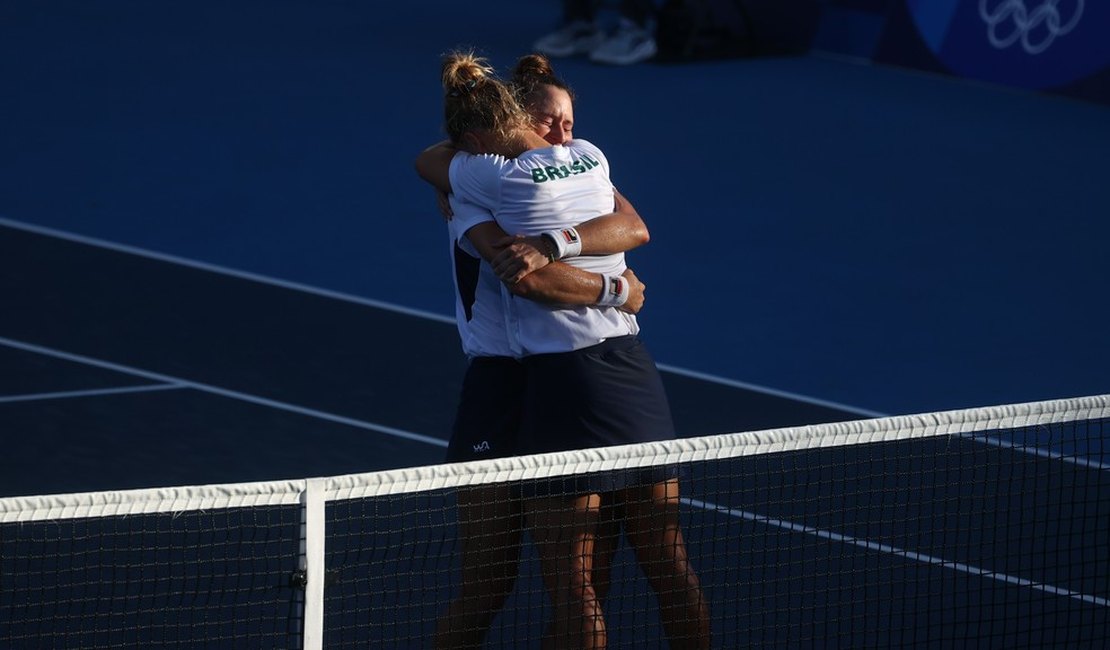 Luisa Stefani e Laura Pigossi conseguem virada histórica e levam o bronze no tênis