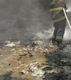 Incêndio destrói barraco e atinge outro na Sururu de Capote, em Maceió