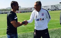 Luiz Paulo ao lado do técnico Tite, durante estágio no Corinthians