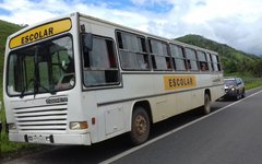 Os policiais avistaram o ônibus escolar em mau estado de conservação e decidiram pará-lo. 
