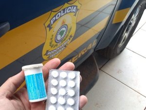 PRF detém dois caminhoneiros por porte de drogas para consumo na BR-101