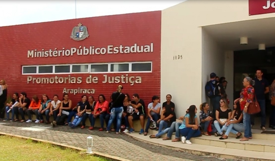 Servidores demitidos protestam em frente ao Ministério Público, em Arapiraca