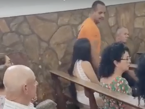 [Vídeo] Mulher flagra marido com a amante em igreja durante uma missa