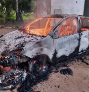 Carro fica completamente destruído após incendiar em Junqueiro