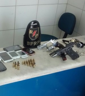 Polícia apreende armas e drogas em condomínio