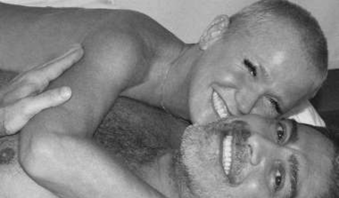 Xuxa e Juno divulgam fotos na cama sem roupa