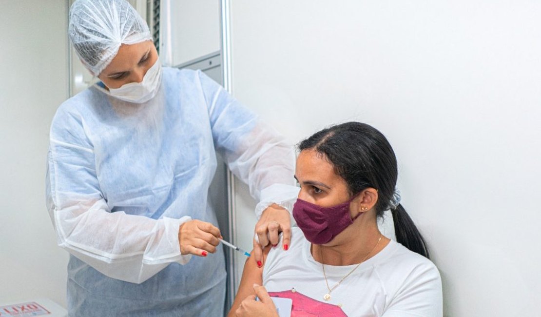 Alagoas é o primeiro estado do Nordeste a vacinar 30% da população com duas doses