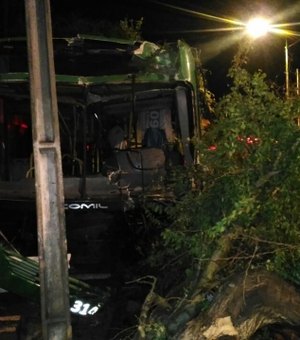 Bandidos aproveitam descuido de motorista, roubam ônibus e provocam acidente