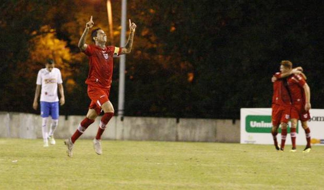 CRB vence fora de casa e entra provisoriamente no G4