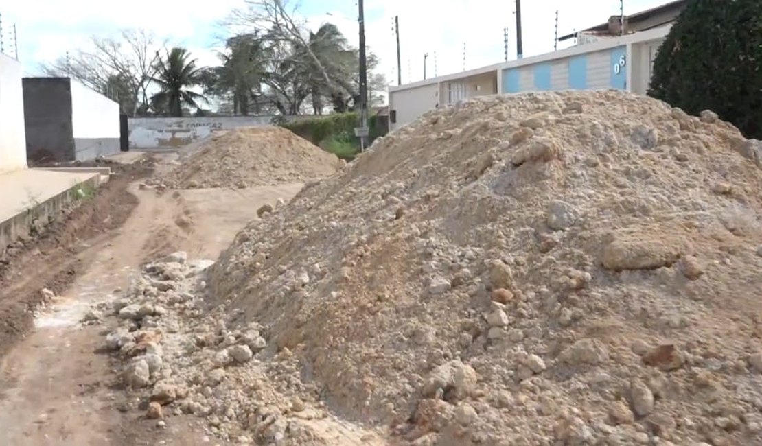 [Vídeo] Cansados de esperar, moradores fazem vaquinha e consertam rua em Arapiraca 