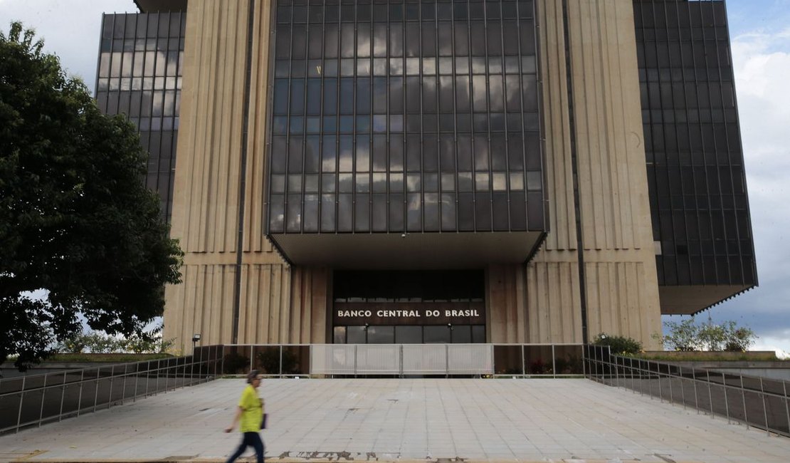Mercado financeiro reduz projeção de queda da economia para 5,05%