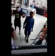 [Vídeo] Dupla armada invade mercadinho e rouba clientes e funcionários 