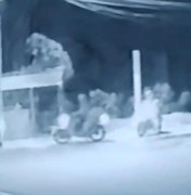 Câmeras de segurança flagram dupla roubando uma moto no Conjunto Salvador Lyra