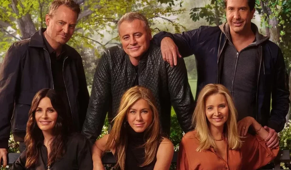 Vídeo: atores de Friends chegam juntos ao funeral de Matthew Perry