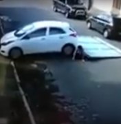 [Vídeo] Portão cai sobre casal de idosos após ser derrubado por carro
