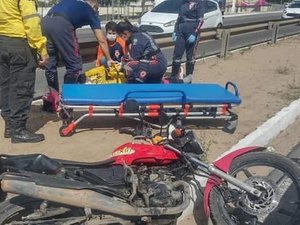 [Vídeo] Homem fica ferido em colisão envolvendo um carro e uma moto em frente ao shopping, em Arapiraca