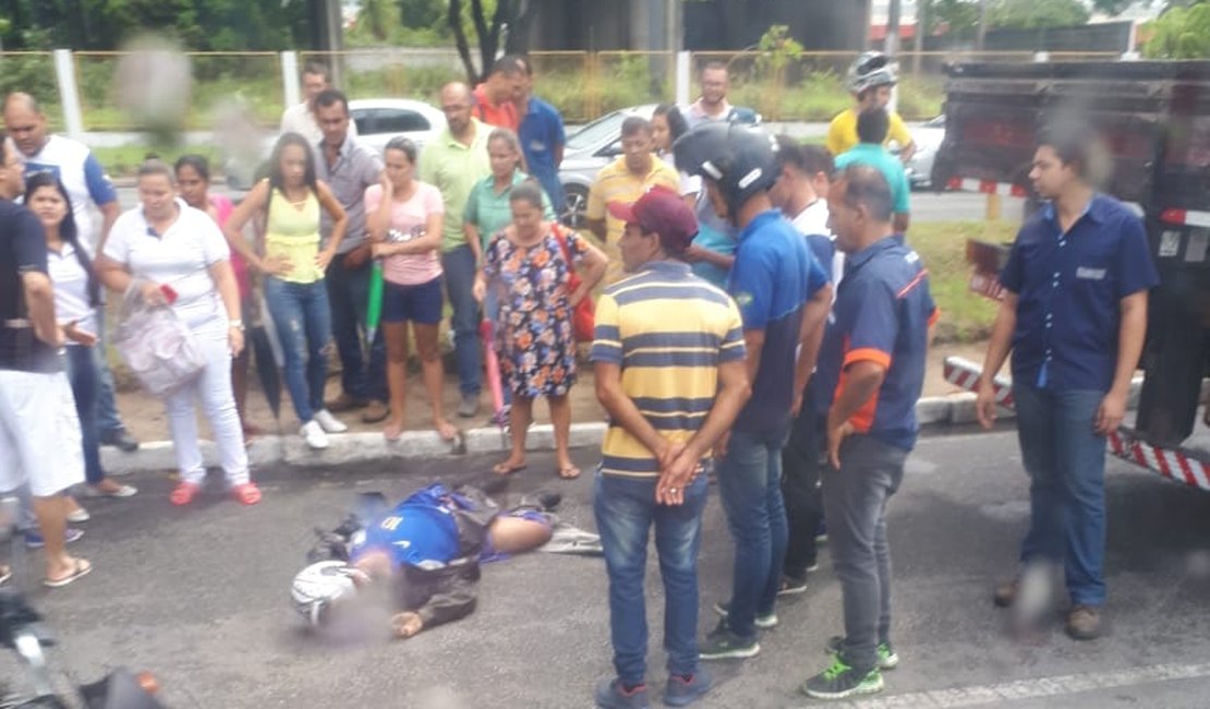 Motoqueiro morre atropelado por caminhão na Avenida Durval de Góes Monteiro