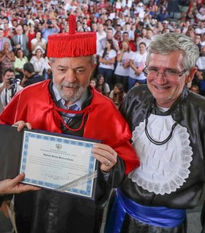 Juiz declara prescrição de ação que pedia suspensão de condecoração do ex-presidente Lula