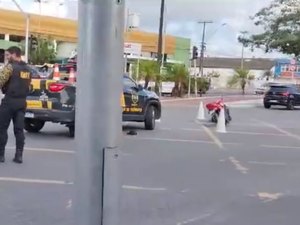 Colisão entre carro e moto deixa motociclista ferido na Av. Fernandes Lima