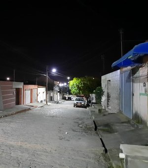 Homem pula muro de residência quebra a perna e é preso por porte ilegal, em Arapiraca