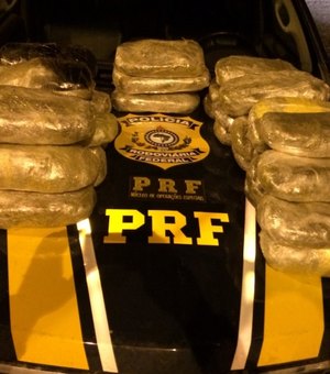 [Vídeo] PRF apreende droga presa no chassi de uma caminhonete