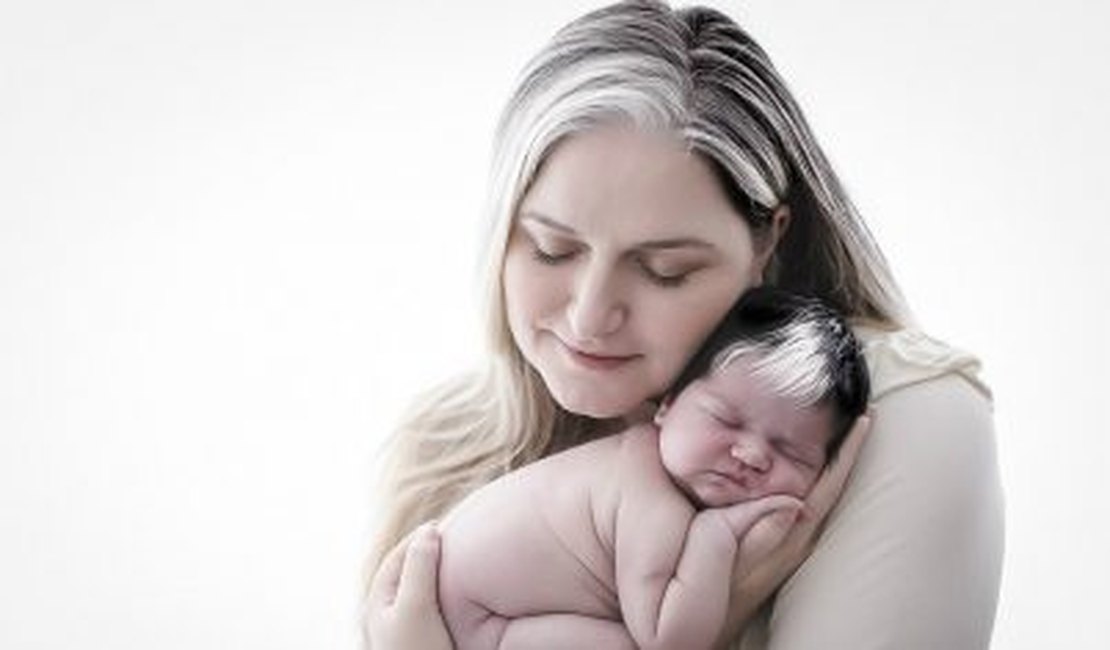 Bebê nasce com franja branca e faz sucesso na internet